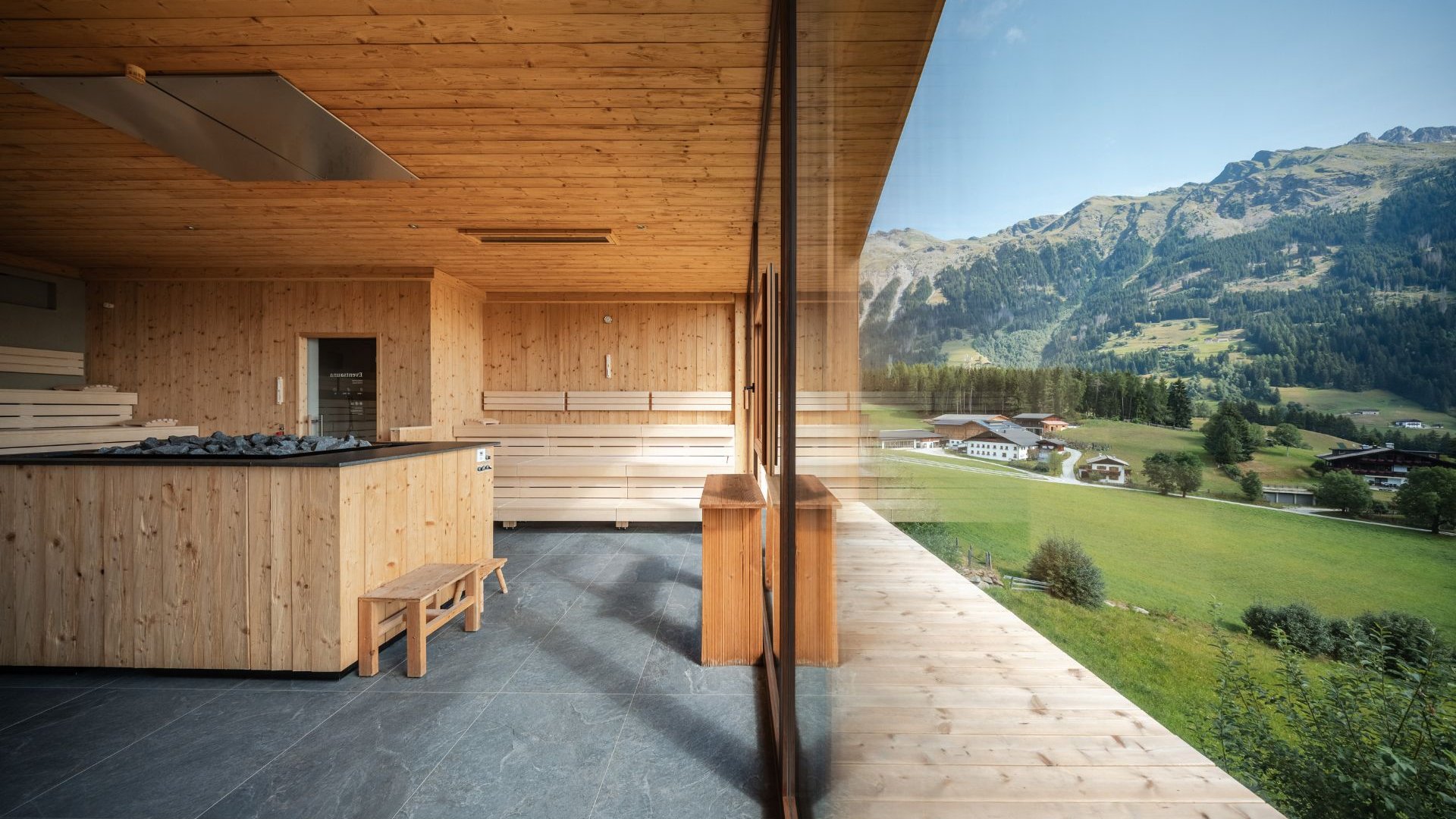 Home Erlebnisort Gassenhof Holzsauna mit Panoramafenster und Bergblick