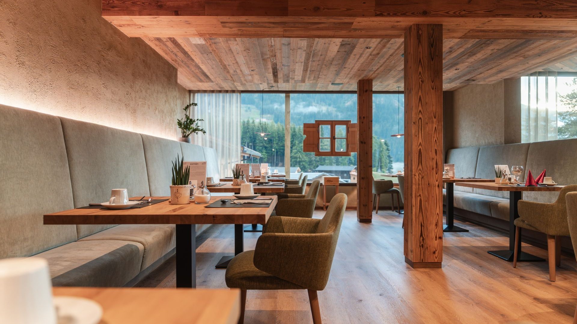 Home Erlebnisort Gassenhof Modernes Restaurant mit Holzelementen, gedeckten Tischen und Bergblick