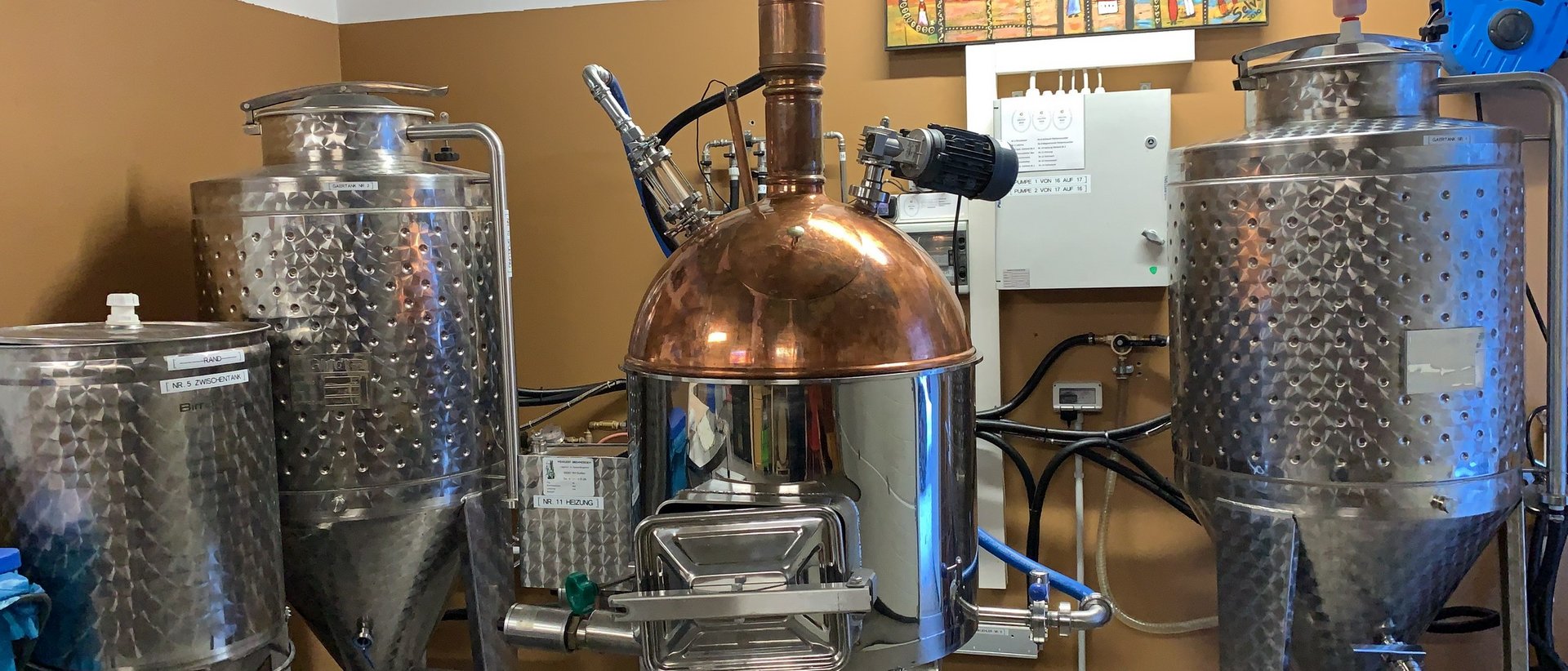 Home Erlebnisort Gassenhof Destillieranlage und Edelstahltanks in einer kleinen Brennerei
