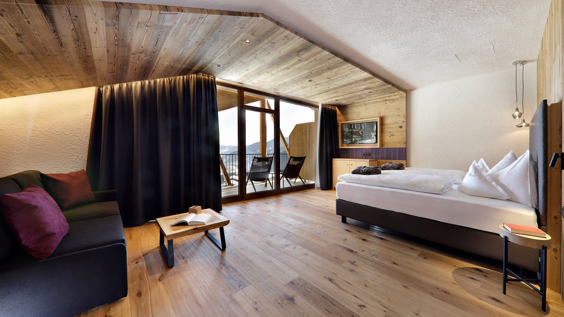 Home Erlebnisort Gassenhof Modernes Hotelzimmer mit Holzdecke, Balkon und Bergblick