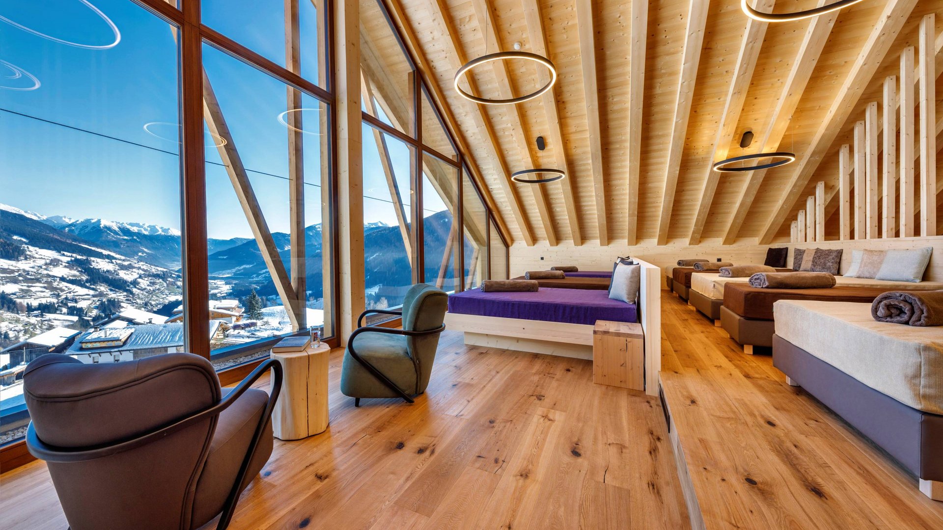Home Erlebnisort Gassenhof Gemütlicher Ruheraum mit Holzdecken und Panoramablick auf schneebedeckte Berge