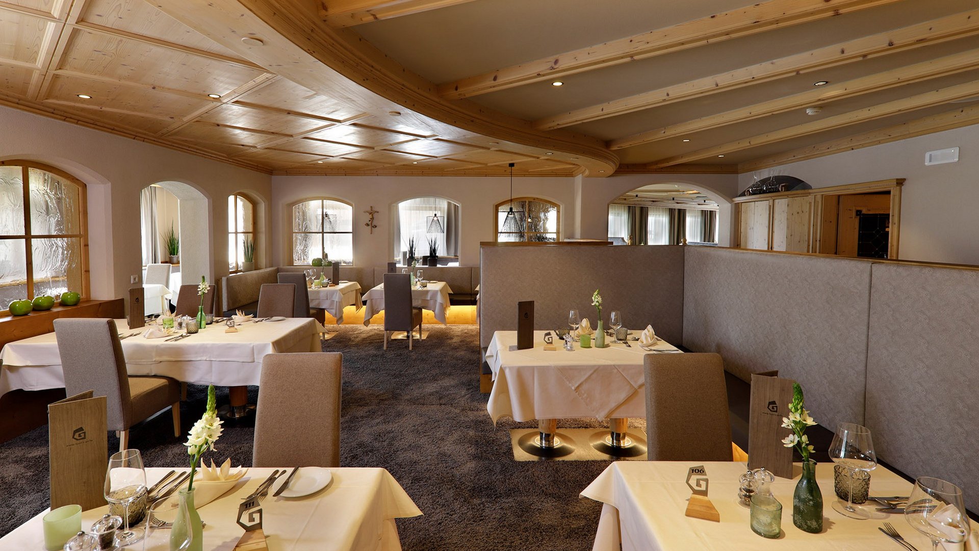 Gourmet haven Erlebnisort Gassenhof Elegant restaurant with set tables and wooden ceiling